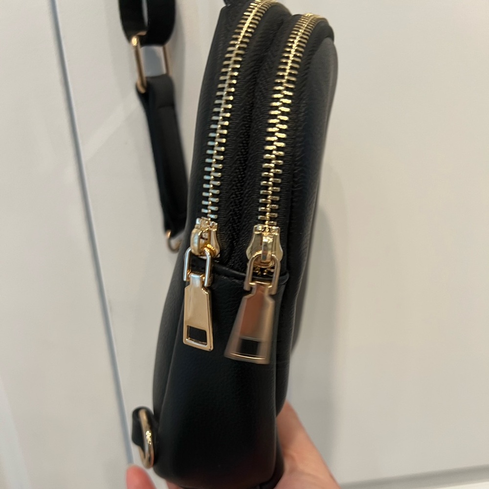 NWOT Quince Italian Leather Sling Pack Black New - Picture 13 of 15